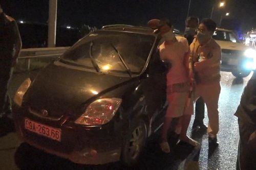 Truy bắt đối tượng bỏ chạy khi bị đưa đi cách ly y tế trên cao tốc
