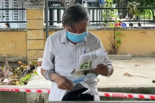 Cụ ông làm bài thơ dài 3 trang giấy tặng tình nguyện viên chống dịch