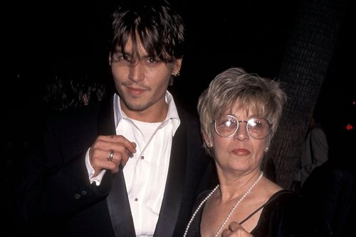 Johnny Depp từng bị mẹ bỏ rơi