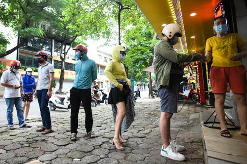 Xếp hàng chờ mua đồ ăn mang về bên ngoài hàng quán có tiếng ở Hà Nội