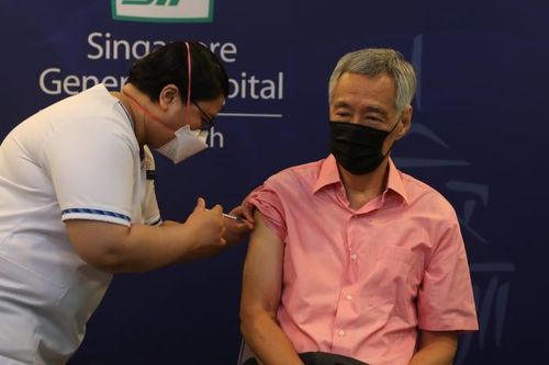 Thủ tướng Singapore được tiêm mũi vaccine thứ ba