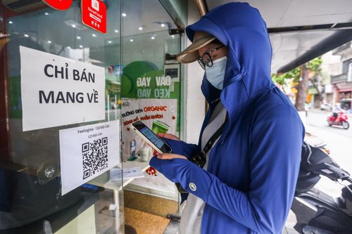 Quét mã QR khi mua bánh cuốn, trà sữa ở 'vùng xanh' Hà Nội