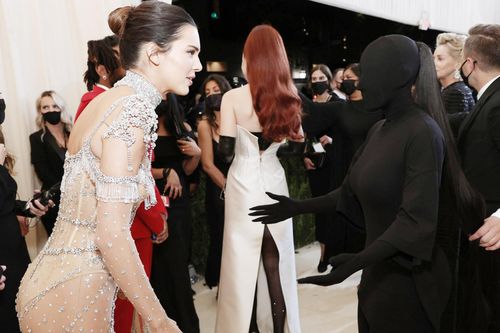 Kim Kardashian không nhận ra em gái vì trùm kín đầu