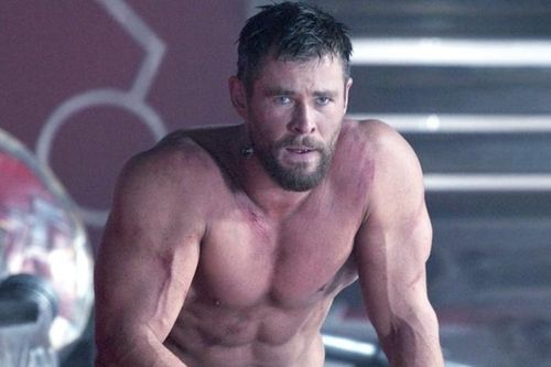 Bắp tay vạm vỡ của Chris Hemsworth