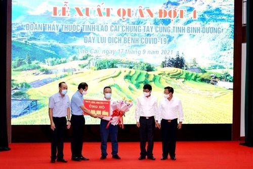 Đoàn 50 bác sĩ, nhân viên y tế Lào Cai vào Bình Dương chống dịch Covid-19