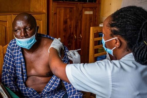 Các tổ chức quốc tế kêu gọi chia sẻ vaccine Covid-19 cho các nước nghèo
