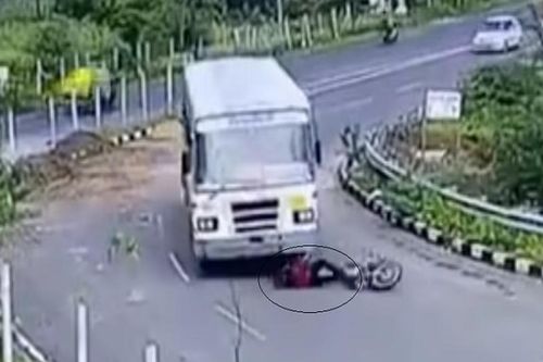 Bị xe buýt 'nuốt trọn', người đi xe máy thoát chết thần kỳ