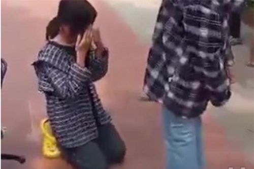 Tát nữ sinh, bắt quỳ gối, cư xử lệch chuẩn... cha mẹ nên làm gì?