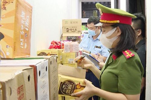 Phát hiện gần 5 tấn kẹo, thực phẩm; gần 1.000 chai đồ uống nghi nhập lậu