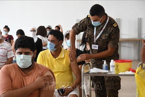 Châu Phi khó đạt mục tiêu 40% dân số tiêm vaccine COVID-19 năm 2021