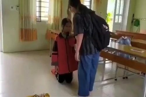 Lạng Sơn: Nữ sinh bị bạn bắt quỳ gối, 'tát liên hoàn' vào mặt ngay trong lớp học