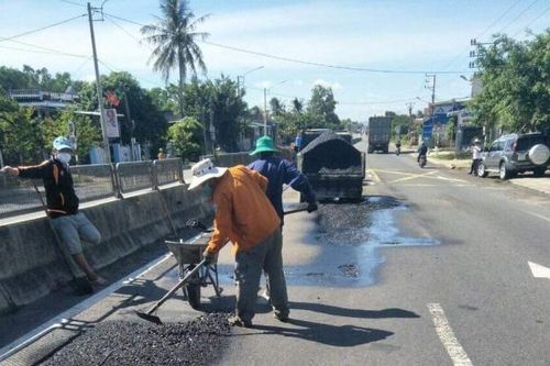 Khắc phục hư hỏng mặt đường do ảnh hưởng của bão số 5