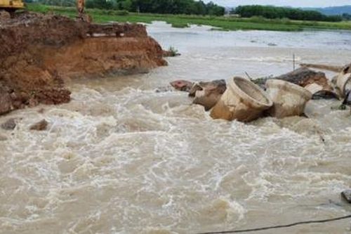 Thanh Hóa: Người dân đi lại khó khăn vì sự cố vỡ đê bao