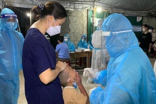 Quảng Bình: Bác sĩ và nhân viên y tế bị nhiễm COVID-19 khi làm nhiệm vụ