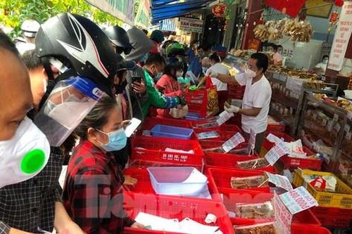 Người dân Sài Gòn xếp hàng nửa ngày chờ mua bánh trung thu