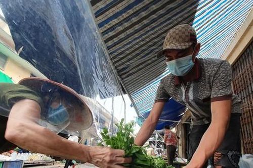 Vận chuyển bớt khó, giá rau củ chợ đầu mối Hà Nội dần 'hạ nhiệt'