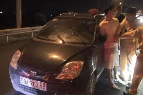Tài xế 'bắt cóc' 2 cảnh sát, phóng tốc độ hơn 100km/h nhằm trốn cách ly