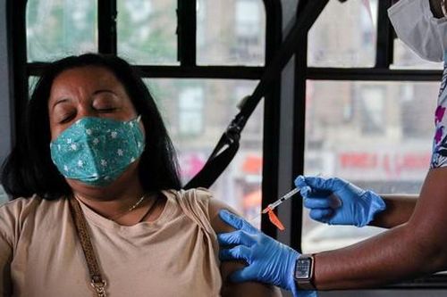 Mỹ: Giới khoa học tranh cãi về việc tiêm vắc-xin mũi tăng cường