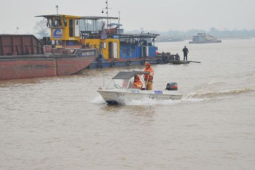 Truy tố 9 đối tượng dùng tàu thủy gắn biển số giả để khai thác cát trái phép trên sông Hồng