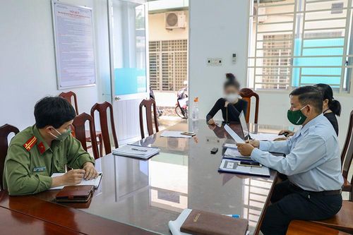 Phạt cô gái đăng tin được tiêm vắc xin Mỹ nhờ 'bố chồng quyền lực'