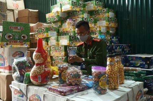 Bắt giữ hơn 1.000 thùng bánh kẹo lậu ở Hà Nội