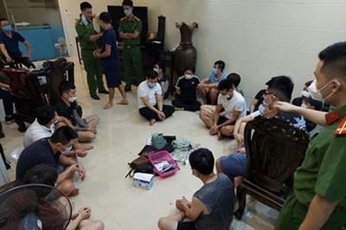 Khởi tố 11 đối tượng có tiền án, tiền sự tổ chức đánh bạc ở Hải Dương