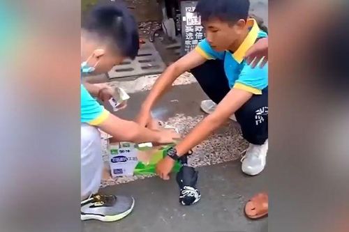 Bị cấm mang đồ ăn vào trường, học sinh cố uống 24 hộp sữa một lúc