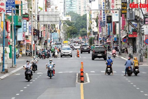 TP Hồ Chí Minh: Người dân 'vùng xanh' ra đường tăng nhưng không nhiều