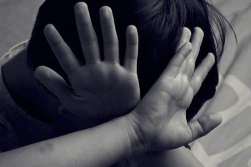 Bé gái 6 tuổi ở Hà Nội tử vong bất thường, có dấu hiệu bị bạo hành