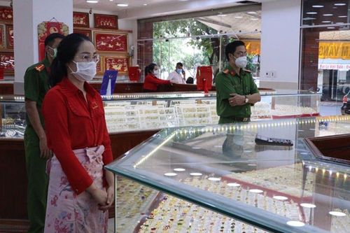 Nữ nhân viên tiệm vàng trộm 2.380 nhẫn vàng trong hơn 1 năm làm việc