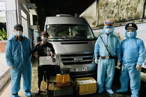 TP. Hồ Chí Minh: Phát hiện nhiều xe ngụy trang luồng xanh để buôn lậu thuốc lá