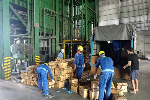 Bắc Ninh: Tiêu hủy hơn 10 tấn găng tay cao su và găng tay y tế