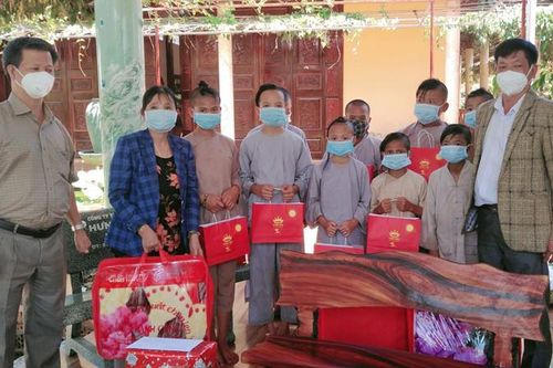 Trao quà trung thu cho trẻ em có hoàn cảnh khó khăn