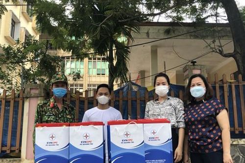 Công ty Điện lực Quảng Trị tặng quà trung thu các cháu đang điều trị COVID-19