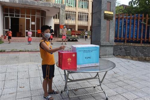 Trao quà 200 suất quà Trung thu cho các em thiếu nhi