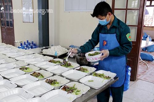 Những 'anh nuôi' trong khu cách ly