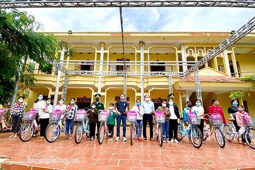 Tặng 10 xe đạp cho học sinh có hoàn cảnh khó khăn