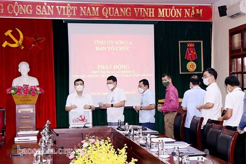 Ban Tổ chức Tỉnh ủy phát động thi đua và ủng hộ Chương trình ' Sóng và máy tính cho em'