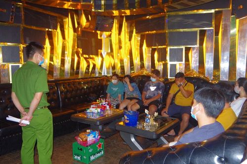 Phát hiện 8 phòng karaoke hoạt động vi phạm quy định phòng chống dịch