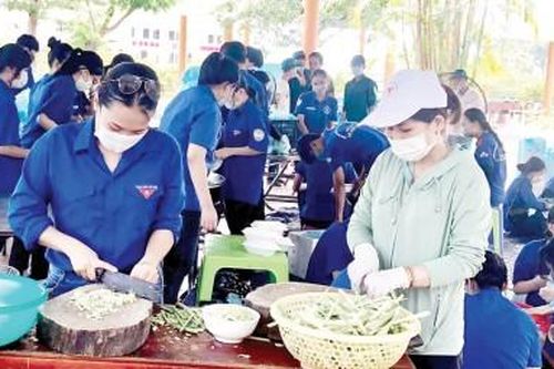 Chính trị - Xã hội Thanh niên Đoàn viên, sinh viên xung kích nơi tuyến đầu