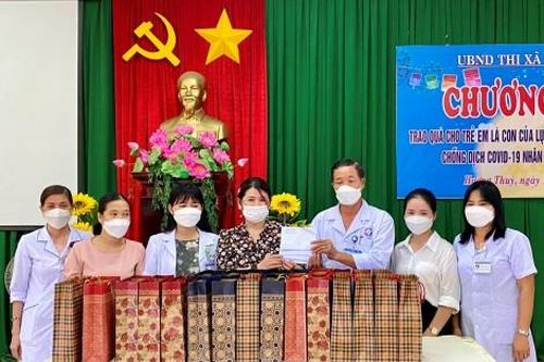 Đời sống Trao quà, học bổng cho trẻ em khó khăn và con y, bác sĩ tham gia phòng chống COVID - 19