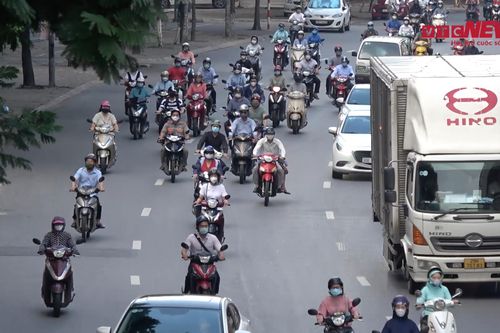Đường phố Hà Nội đông đúc trong ngày đầu nới lỏng vùng xanh