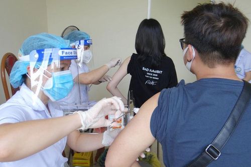 Tiêm vắc xin phòng Covid-19 cho người dân khu phong tỏa phường Minh Khai (quận Hai Bà Trưng)