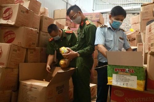 Phát hiện kho hàng chứa hơn 1.000 thùng bánh kẹo nhập lậu