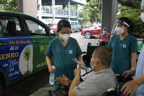 TP HCM: Bệnh nhân COVID-19 nặng hơn 100kg được xuất viện