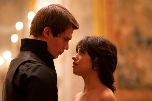 'Cinderella' (2021): 'Nỗ lực ảo' đáng thất vọng trong việc làm mới câu chuyện nàng Lọ Lem
