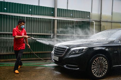 Hàng rửa ôtô, sửa xe máy đông khách khi Hà Nội nới giãn cách
