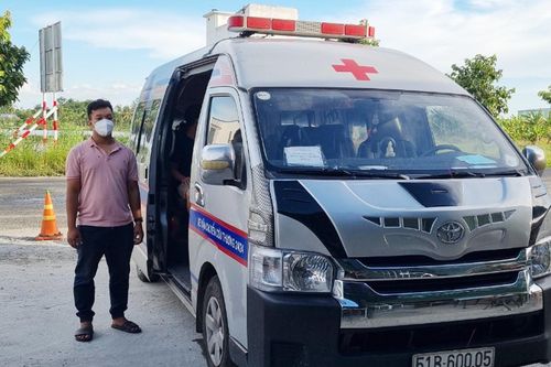Tài xế dùng xe có đèn ưu tiên chở người ngoại tỉnh về Kiên Giang