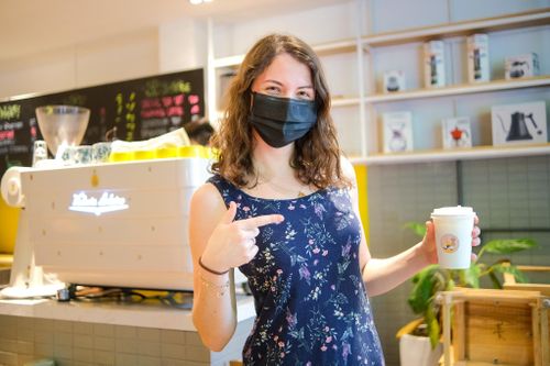 Lác đác người đi mua cà phê khi Hà Nội nới lỏng giãn cách