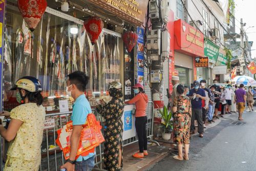 Xếp hàng hơn 30 phút chờ mua bánh Trung thu ở Hà Nội